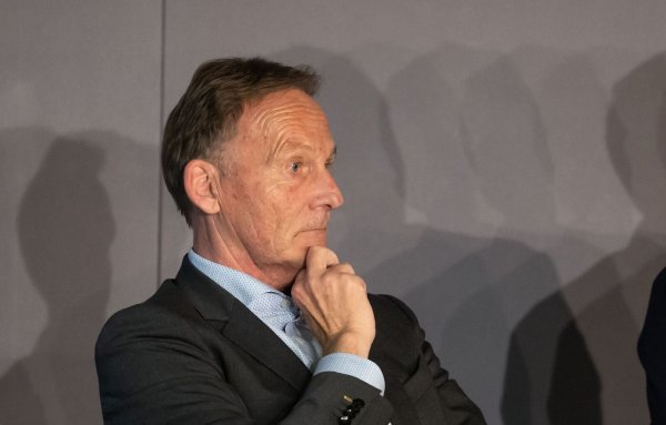 DFB-Vize Hans-Joachim Watzke hört den Diskussionsteilnehmern zu. - © Bernd Thissen/dpa/Archivbild