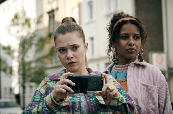 Erschreckt und fasziniert gleichzeitig beobachten Annika (Farina Flebbe) und Beryl (Souhaila Amade, r) einen Unfall und posten ihre Eindrücke live ins Netz. - © Bernd Schuller/Hager Moss Film/SWR/dpa
