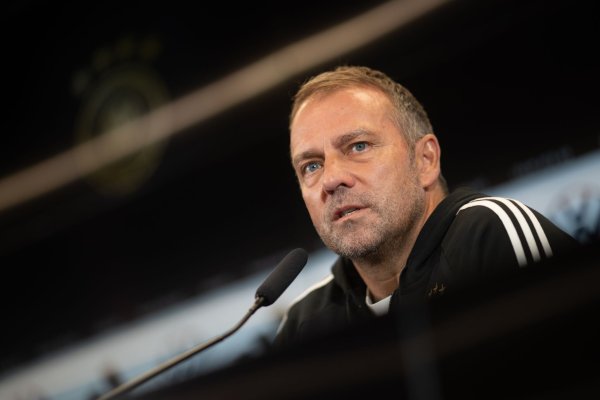 Bundestrainer Hansi Flick spricht während einer Pressekonferenz. - © Sebastian Gollnow/Deutsche Presse-Agentur GmbH/dpa