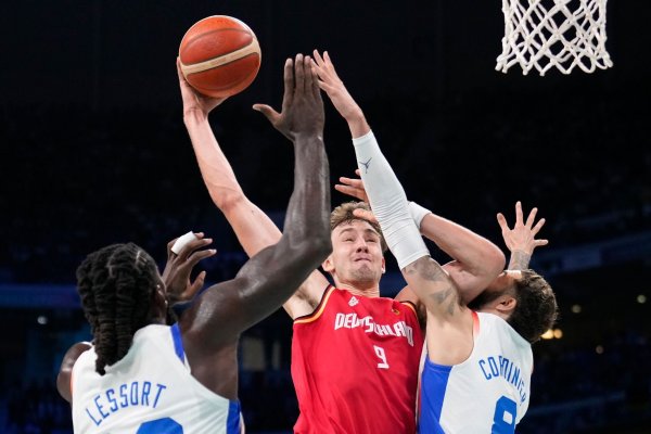 Deutschlands Basketballer um NBA-Star Franz Wagner (Mitte) sind nicht zu stoppen. - © Mark J. Terrill/AP