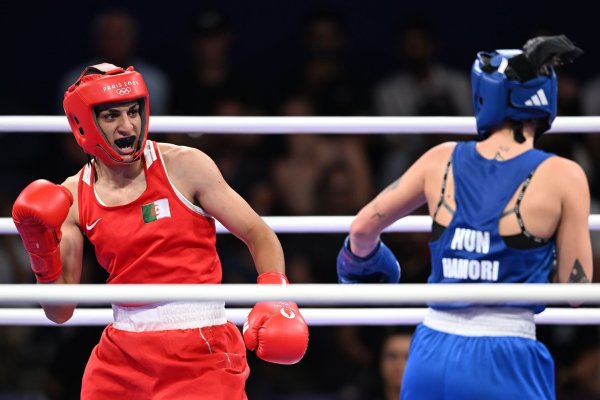 Die Boxerin Khelif aus Algerien hat eine Medaille sicher. - © Sina Schuldt/dpa