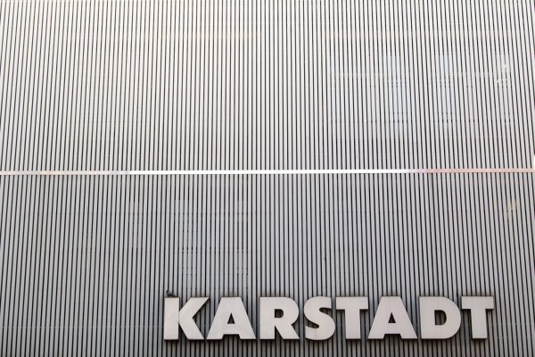 Eine taube sitzt auf dem Schriftzug an der Fassade eines Karstadt-Kaufhauses. - © Federico Gambarini/dpa/Archivbild