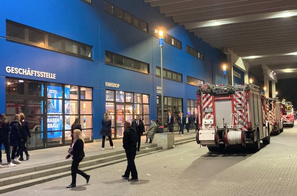 Feuerwehrautos stehen am Stadion in Bochum. Ein ausgelöster Alarm hat nach dem 3:2-Sieg des VfL Bochum gegen die TSG 1899 Hoffenheim für eine Evakuierungsaktion gesorgt. - © Thomas Eßer/dpa