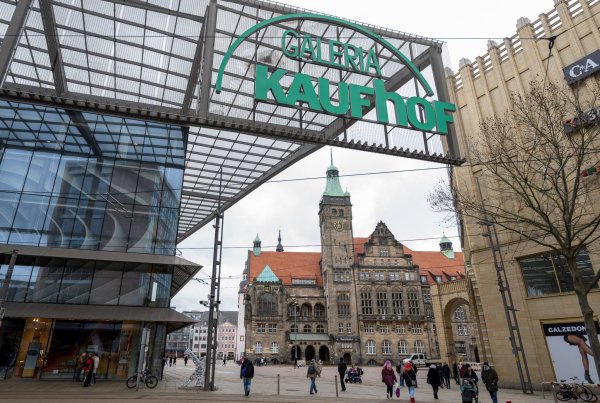 Das Logo der Galeria Kaufhof prangt groß über dem Neumarkt in Chemnitz. Die Filiale ist auch von den Schließungen betroffen (Archivbild). - © Hendrik Schmidt/dpa