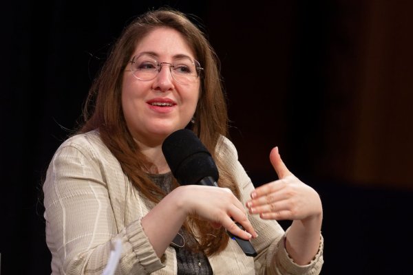 Die Schriftstellerin Deborah Feldman sitzt bei einer Veranstaltung der Lit.Cologne auf der Bühne. - © Henning Kaiser/dpa
