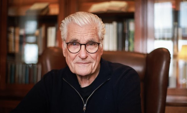 Sky du Mont ist vor allem bekannt als Schauspieler. Doch auch als Buchautor ist er erfolgreich. - © Christian Charisius/dpa