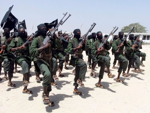 Die islamistische Terrorgruppe Al-Shabaab bekannte sich zu den jüngsten Anschlägen in Somalias Hauptstadt Mogadishu. - © Farah Abdi Warsameh/AP/dpa