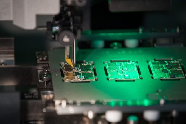 Die Hersteller von Maschinen zur Elektronik-Herstellung schöpfen langsam wieder Hoffnung. (Archivbild) - © Daniel Karmann/dpa