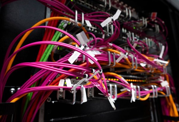 Die Frage, wo ein Server steht, wird immer wichtiger. - © Boris Roessler/dpa