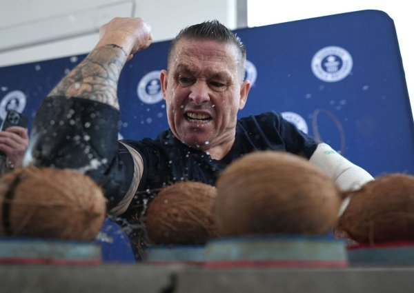 Gaude knackte seinen eigenen Rekord von 83 Kokosnüssen. - © Marcus Brandt/dpa