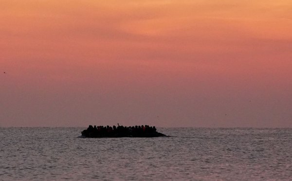 Immer wieder versuchen Menschen, auf kleinen Booten den Ärmelkanal nach Großbritannien zu überqueren. (Archivbild) - © Gareth Fuller/PA Wire/dpa