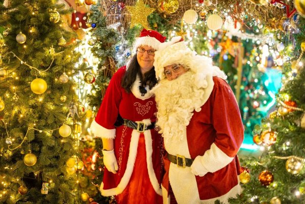 Altenpfleger Dirk van Acken und seine Partnerin Nicole Tratz im Weihnachtskostüm. - © Christoph Reichwein/dpa