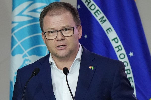 Umweltminister Carsten Schneider sagte, es gehe darum, sich von fossilen Energieträgern «zu befreien». - © Fernando Llano/AP/dpa