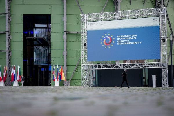 Auf dem deutsch-französischen Digitalgipfel in Berlin sind 18 Vereinbarungen zum Ausbau von KI-Anwendungen vorgestellt worden. - © Kay Nietfeld/dpa