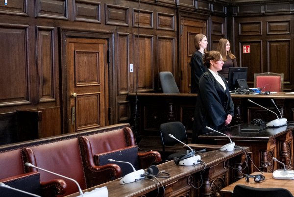 Die Verteidigerin steht zunächst ohne ihre Mandantin im Gerichtsaal. Die wahrscheinlich psychisch kranke Beschuldigte wird erst hereingeführt, nachdem die Fotografen gegangen sind. - © Daniel Bockwoldt/dpa