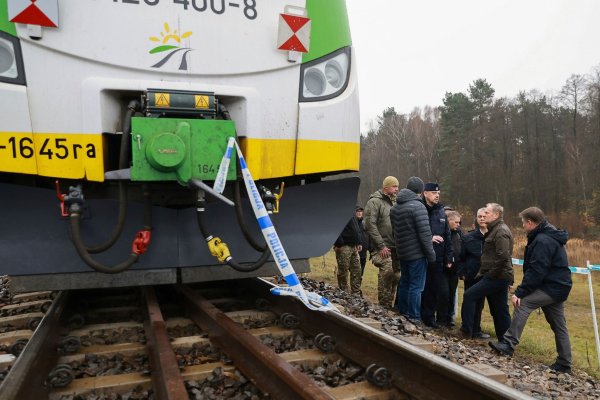 Polen beschuldigt russische Geheimdienste, für den Anschlag auf eine wichtige Bahnstrecke verantwortlich zu sein. (Archivbild) - © KPRM/AP/dpa