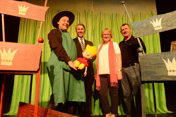 Freude über den „kleinen König": (von links) Puppenspieler Thomas Niekamp, Alexander Goldmann, Olga Dück und Hans-Bodo Goldbeck. - © André Gallisch