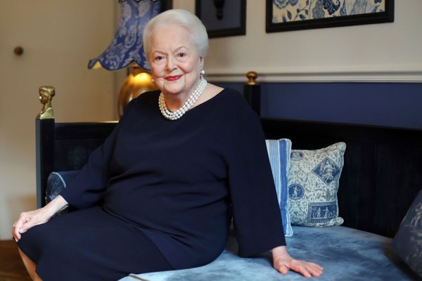 Der Nachlass der 2020 gestorbenen Hollywood-Diva Olivia de Havilland wird versteigert. - © Thibault Camus/AP/dpa