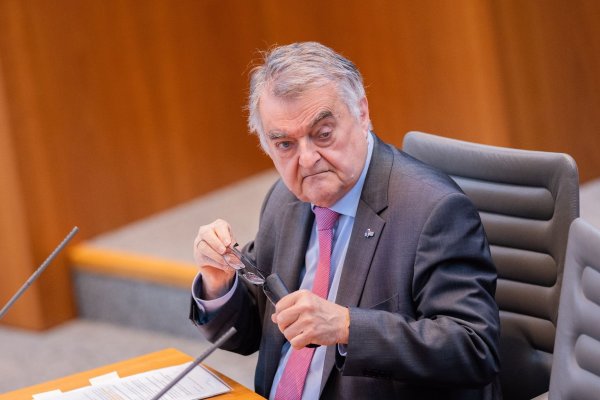 Herbert Reul (CDU), Innenminister von Nordrhein-Westfalen, sitzt im Plenum des Landtags. - © Rolf Vennenbernd/dpa/Archivbild