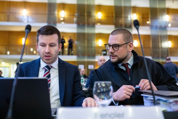 Bei der Fortsetzung im Berufungsverfahren um den Streit der Einstufung der AfD durch den Verfassungsschutz sitzen die beiden Rechtsanwälte der AfD, Michael Fengler (l) und Christian Conrad (r) im nordrhein-westfälischen Oberverwaltungsgericht Münster. - © Guido Kirchner/dpa