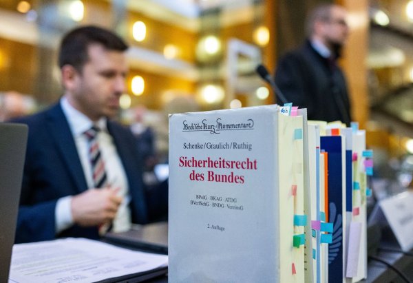 Blick auf den Tisch der Anwälte der AfD im nordrhein-westfälischen Oberverwaltungsgericht Münster. - © Guido Kirchner/dpa