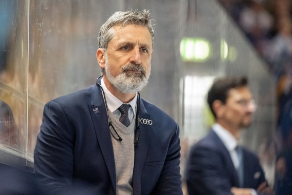 Headcoach Mark French von Ingolstadt verfolgt das Spiel. - © Ulrich Gamel/Kolbert-Press/dpa