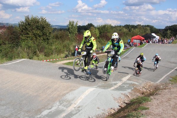 Schneller als ihr Schatten: Im Finale der U 15 liefern sich Filias Wimmel vom RSC Weimar-Ahnatal (links) und Nils Neumann (RC Buer/ Westerholt) ein Kopf-an-Kopf-Rennen. Am Ende der 370 Meter langen Strecke setzte sich Filias Wimmel durch. - © Stefan Backe
