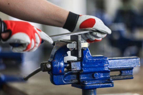 Vor allem kleine Industriebetriebe finden laut DIHK kaum noch Azubis. (Archivbild) - © Oliver Berg/dpa