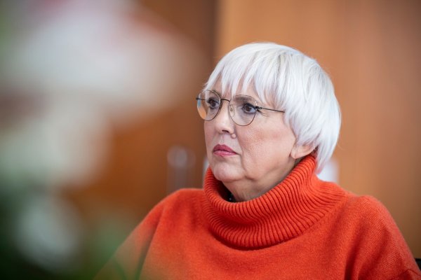 Kulturstaatsministerin Claudia Roth will das Verfahren zur Rückgabe von NS-Raubgut reformieren. (Archivbild) - © Hannes Albert/dpa