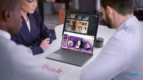 Praktisch für mehr Displayfläche bei der Arbeit: Das Thinkbook Plus Gen 6 Rollable kann den Bildschirm vertikal ausfahren und damit vergrößern. - © Lenovo/dpa-tmn