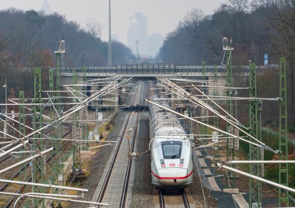 Seit dem Ende der Bauarbeiten auf der Riedbahn kämpft die Bahn noch mit einigen Problemen auf der Strecke. (Archivbild) - © Andreas Arnold/dpa