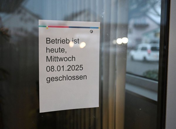 Am Morgen danach herrscht Trauer und Entsetzen. - © Bernd Weißbrod/dpa