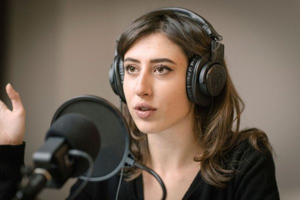 Die zeitweise im Iran inhaftierte italienische Journalistin Cecilia Sala ist wieder frei. - © Uncredited/Chora Media/AP/dpa