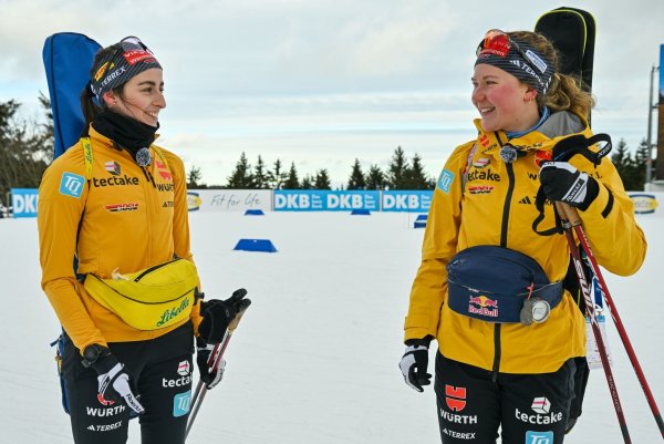Vanessa Voigt (l) und Selina Grotian: Die Freundinnen freuen sich auf das erste Heimrennen in Oberhof. - © Martin Schutt/dpa