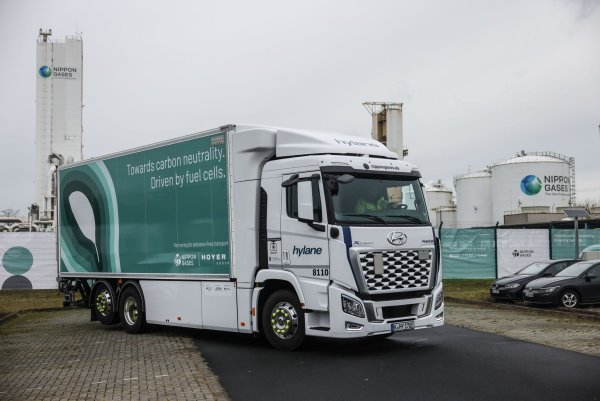 Der Industriegase-Hersteller Nippon Gases nutzt ab sofort einen gemieteten Wasserstoff-Lkw. - © Oliver Berg/dpa