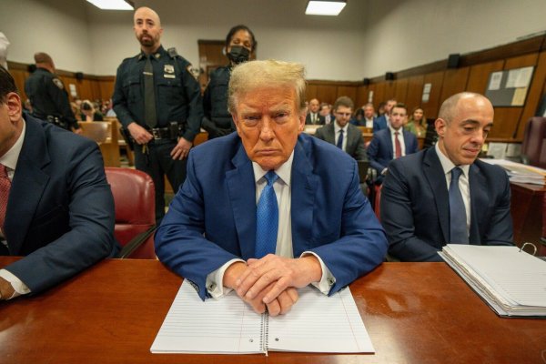 Trump will verhindern, dass es vor seiner Amtseinführung zur Strafmaßverkündung im Schweigegeld-Prozess kommt. (Archivbild) - © Steven Hirsch/Pool New York Post/AP/dpa
