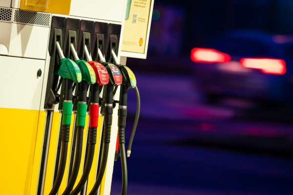 An der Tankstelle zahlen die Kunden gut drei Cent mehr als Ende 2024. (Symbolbild) - © Jonas Walzberg/dpa