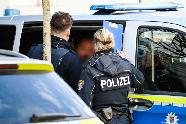 Dem Tatverdächtigen von Rimbach wird Geiselnahme vorgeworfen. Er wurde in Untersuchungshaft genommen. - © Uwe Anspach/dpa