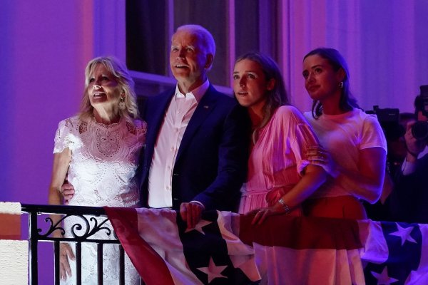 US-Präsident Joe Biden mit seiner Ehefrau Jill und den Enkelinnen Finnegan (2r) und Naomi. (Archivbild) - © Patrick Semansky/AP/dpa