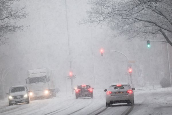 Autofahrer in Nordrhein-Westfalen müssen sich in den nächsten Tagen auf teils kräftige Schneefälle einstellen. (Archivbild) - © Christian Charisius/dpa