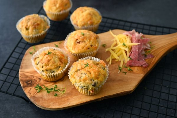 Wer keine ganze Pizza verdrücken kann, dem bringen diese Pizza-Muffins den Geschmack des großen Verwandten auf die Zunge. - © Julia Uehren/loeffelgenuss.de/dpa-tmn