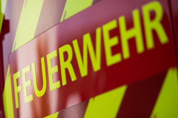 Die Feuerwehr war in der Nacht mit zahlreichen Einsatzkräften an der Bergung des festgefahrenen Lkw beteiligt. (Symbolbild) - © Marijan Murat/dpa