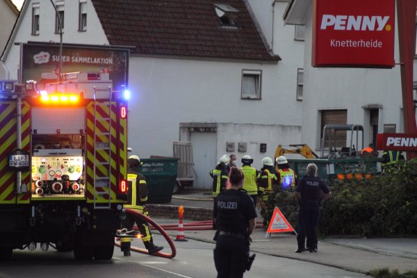 Die Bielefelder Straße in Bad Salzuflen war am Abend für mehrere Stunden gesperrt. Ein Bagger hatte eine Gasleitung beschädigt. Mehrere Menschen mussten evakuiert werden.  - © Daniel Hobein / Feuerwehr Bad Salzuflen