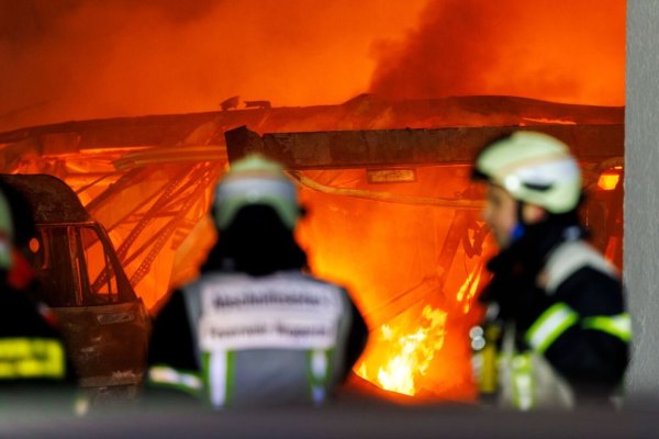 Mehr als 100 Einsatzkräfte der Feuerwehr kämpfen gegen die Flammen. - © Christoph Reichwein/dpa