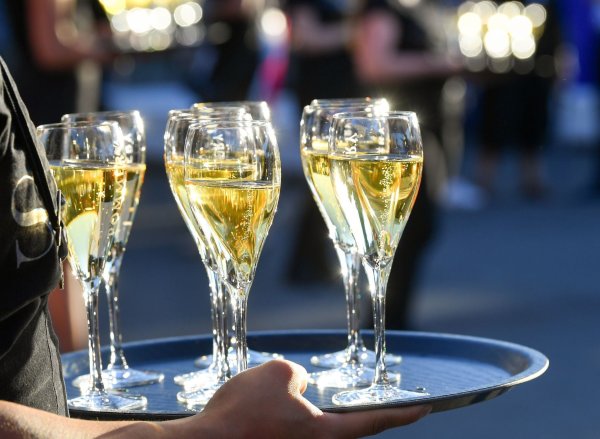 Der Absatz von Champagner ist im vergangenen Jahr sowohl in Frankreich als auch im Ausland gesunken (Archivbild). - © Jens Kalaene/dpa-Zentralbild/dpa