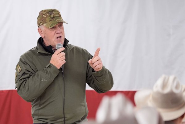 Der designierte US-Grenzschutzbeauftragte Tom Homan will illegal in den USA lebende Menschen abschieben. (Archivbild) - © Eric Gay/AP/dpa
