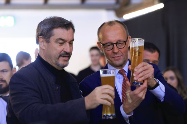 Weißbier und Blasmusik: Beim Besuch des bayerischen Ministerpräsidenten Markus Söder im Sauerland bei Friedrich Merz geht\'s zünftig zu. - © Oliver Berg/dpa