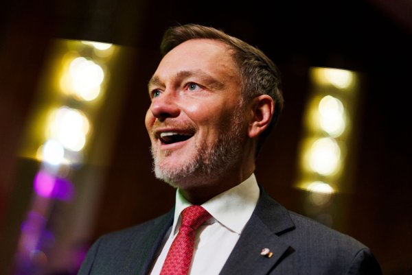 Der Schaum war nicht das Schlimmste beim Tortenwurf auf Christian Lindner - «traumatisierend» fand der die fehlende Sahne. - © Christoph Reichwein/dpa