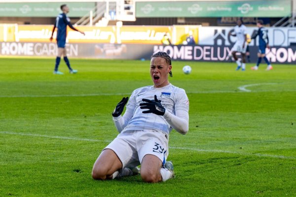 Traf sehr sehenswert zum 1:0: Herthas Derry Scherhant. - © David Inderlied/dpa