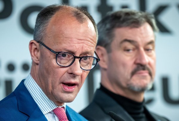 Friedrich Merz und Markus Söder (rechts) sind bisher nicht unbedingt als Freunde bekannt. (Archivbild) - © Michael Kappeler/dpa